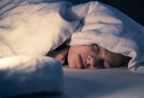 15 Unbelievable Benefits Of Sleeping Without A Pillow