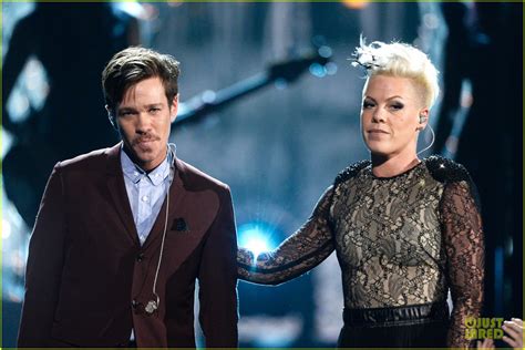 Pink Performs Just Give Me A Reason At Grammys 2014 Video Photo