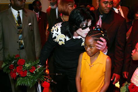 Hugs Michael Jackson Photo 33359290 Fanpop