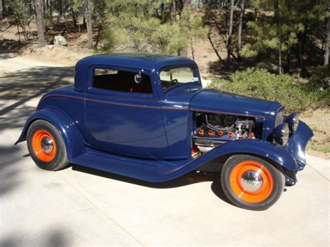We're looking at a 1951 hudson hornet 2 door coupe in green paint. 1932 FORD 2 DOOR CUSTOM COUPE