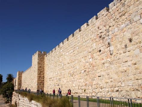 Nuevo Paseo Por Las Murallas De Jerusalén Aurora