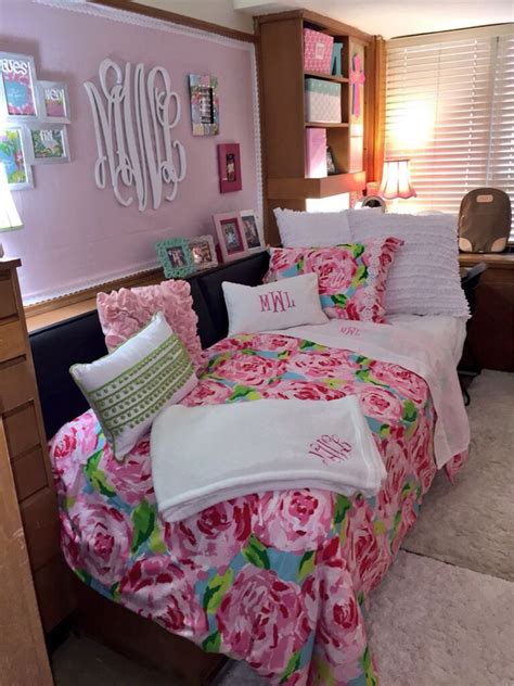 This picture of preppy dorm room decorating ideas is created as inspiration for you. Pin by Ashley Sincebaugh🎾⚾️💯 on bed | Girls dorm room ...