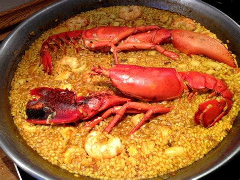Una de las cosas más importantes que debes saber al momento de preparar una paella valenciana es conocer cuales son los ingredientes correctos. Paella de Bogavante - La Tauleta