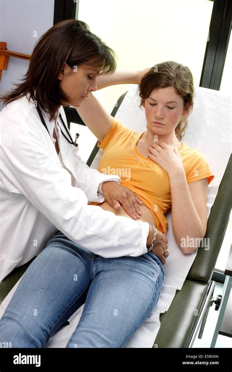 Arzt Untersucht Den Bauch Eines Weiblichen Teenagers Durch Abtasten