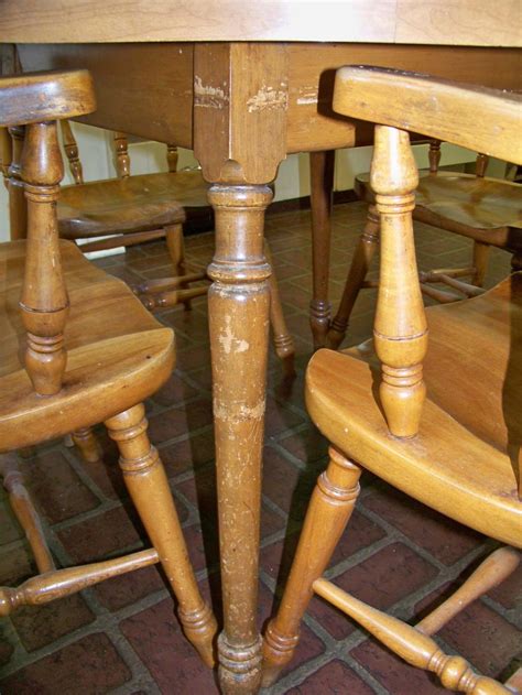 Lot Round Kitchen Table With Four Oak Chairs
