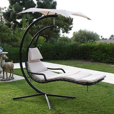 An outdoor patio swing with canopy would be such a nice idea. Chaise longue suspendue et fauteuil relax