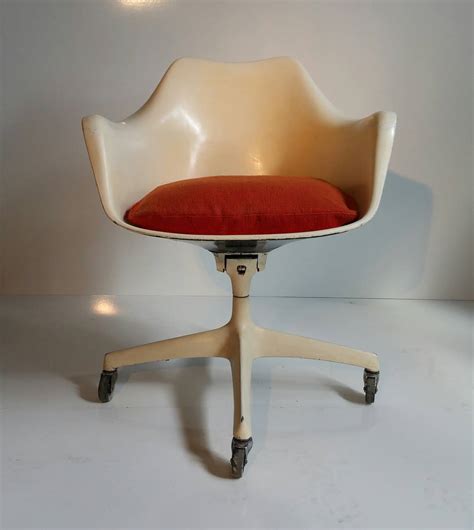 The saarinen executive chair, remaining one of knoll's most popular designs, transformed the notion of executive with its. Rare Eero Saarinen for Knoll Two-Position Executive Desk ...