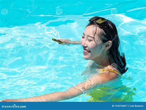黄色比基尼泳装和太阳镜的，在水池的戏剧亚裔女孩 库存图片 图片 包括有 浴巾 纵向 边缘 夏天 153278287