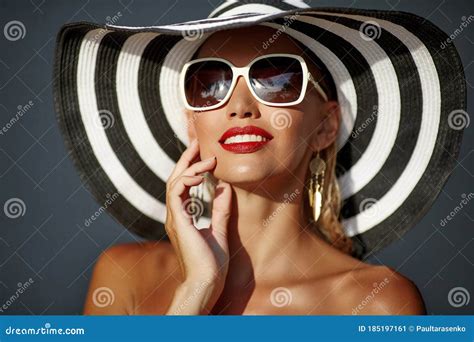 Elegant Beautiful Woman With Perfect Skin In Hat And Sunglasses Close Up Stock Image Image