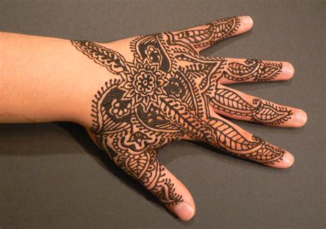 Foto Henna On Hand Sayang Dilewatkan Teknik Menggambar Henna Atau Inai