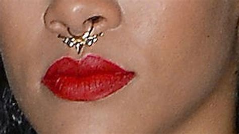 Aua Rihanna Hat Jetzt Ein Septum Piercing Promiflashde