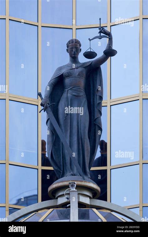 Irkutsk Rusia Julio 25 2018 Estatua De Bronce De Lady Justice En Lo