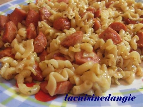 Pâtes sautées aux saucisses de Strasbourg
