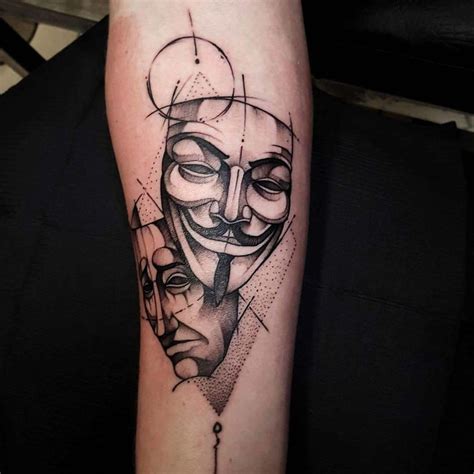 Alan moore, l'autore del fumetto da cui è stato tratto «v per vendetta», è la copia sputata, sembra il fratello, con qualche anno di più e appena. Regranned from @grizzlietattoo - #smilenowcrylater # ...