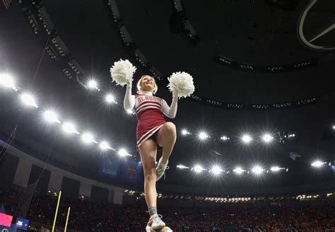 Football World Reacts To Alabama Cheerleader Video The Spun