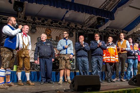 Nach der größten evakuierungsaktion der deutschen nachkriegsgeschichte ist die britische bombe in frankfurt. Dankeschön-Abend auf dem Frankfurter Oktoberfest für die Helfer der Bombenentschärfung ...