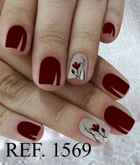 Cada vez las uñas pintadas con detalles novedosos se usan más. Red nails with beige ring finger and flower | Manicura para uñas cortas, Uñas pintadas, Uñas ...