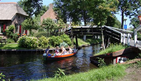 Giethoorn Village In Netherlands Fairytale Village Amazing Cool