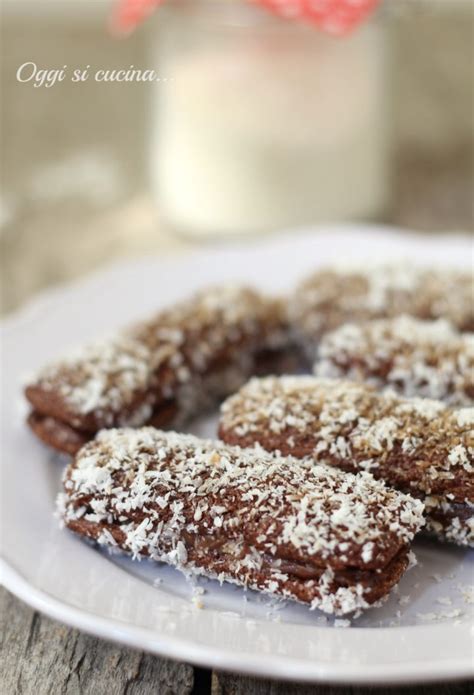 Far colare il cioccolato fuso sopra i 4 tortini e spolverizzare ognuno con un cucchiaino di cocco. Dolcetti di pavesini al cacao-dolce senza cottura veloce