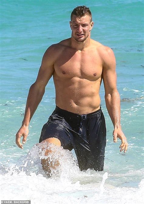 Rob Gronkowski Shows He S Still Rocking The Body Of An Athlete In Miami