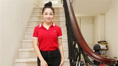 Indonesia indicator merinci 100 nama terpegah dan tervokal di media, dan ditemukan sebanyak 18 figur perempuan terpegah, dan 17 tervokal. Meskipun Bertinggi Badan 150an Cm, 8 Artis Cantik ...