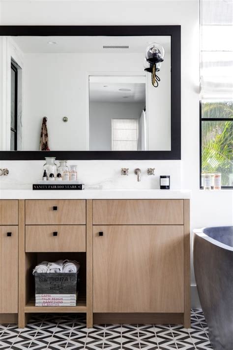 A master painter offers tips on how to paint kitchen cabinets. White Oak with clear coat finish White Oak with clear coat ...