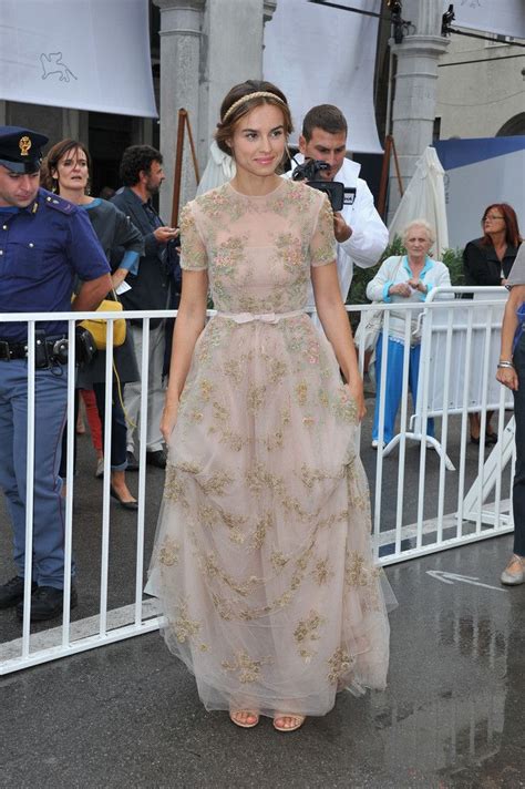 Gli illustri ospiti pensavano di festeggiare i 40 anni dell'attrice. Kasia Smutniak in Valentino. (con imágenes) | Confesiones de una boda, Vestidos de novia ...