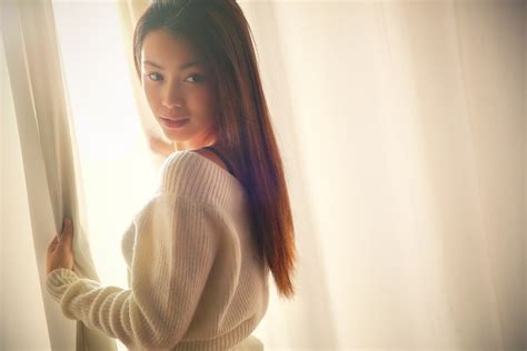 Fondos de pantalla mujer modelo Mirando al espectador suéter