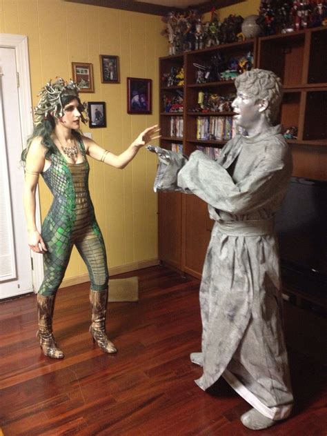 Cool Idea Medusa And Statue Medusa Kostüm Selber Machen Medusa Kostüm Halloween Kostüm