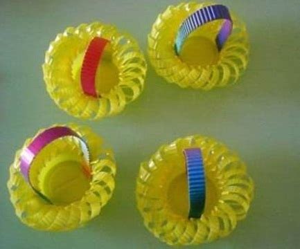 Per conservare spazio, bicchieri e altri bicchieri di plastica impilati uno dentro l'altro. Cestini di Pasqua | MammInsieme