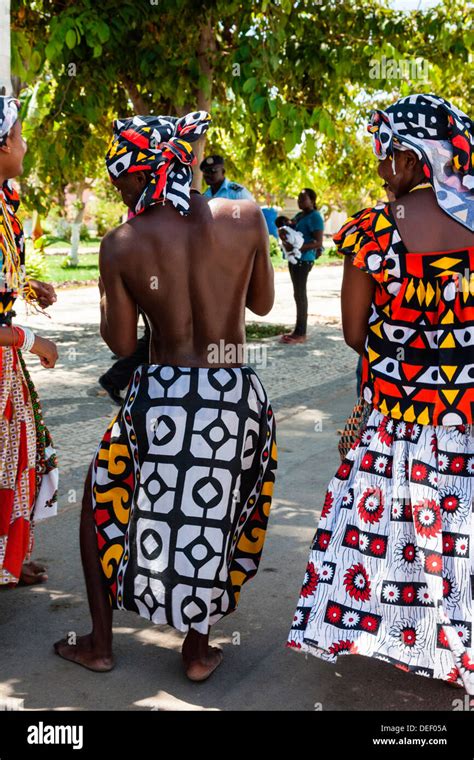 Lafrique Angola Benguela La Danse De Groupe En Costume Traditionnel