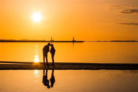 Silhouette Photo Of Couple Kissing On Seashore During Golden Hour Hd Wallpaper Wallpaper Flare