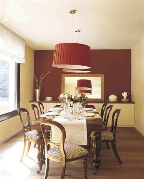 Por eso este elemento también se puede decorar y personalizar si estás pensando en darle un nuevo aire a tu hogar, toma nota, en uncomo.com te explicamos cómo pintar la puerta principal de tu casa. Pintar la casa: así nos influye el color