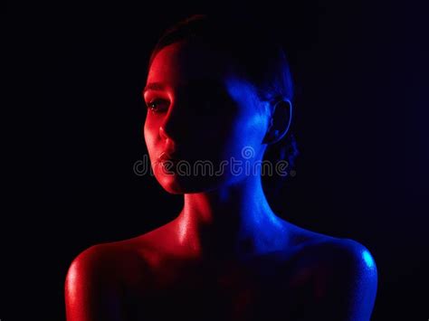 Naakt Silhouet In Dark Meisje Met Naakte Lichaamsdelen Stock Afbeelding Image Of Buitenkant