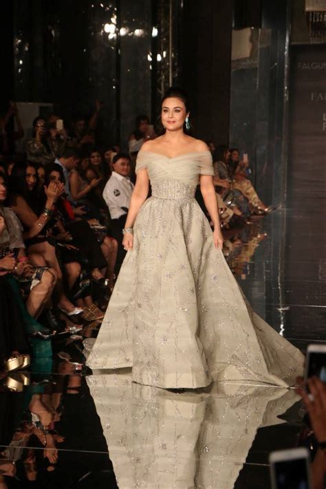 preity zinta ramp walk at lakme fashion week lfw 2017 stills cinehub