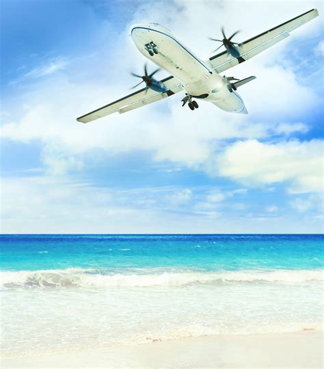 Banco De Imágenes Gratis Avión Cruzando Sobre La Playa De Aguas Turquesa