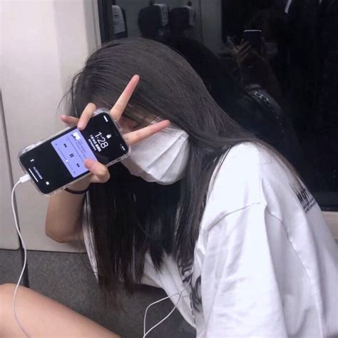 Pin By 𝓜𝓪𝔂 𝓷𝓾𝓷𝓽𝓲𝔂𝓪 On Pfps Icon In 2021 Korean Girl Photo Cute Girl