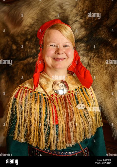 Mujer En Traje Tradicional De Sami En Laponia Finlandia Fotografía De