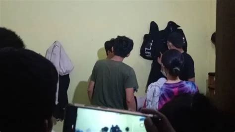Syahdu Mesum Di Kamar Kost Sepasang Mahasiswa Di Tasikmalaya Digerebek Warga