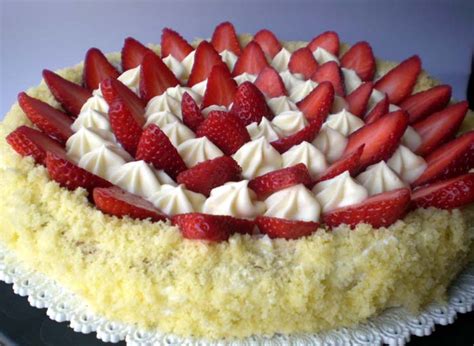 Qualche giorno fa era il compleanno di mio marito e fino all'ultimo non avevamo deciso che torta fare !! zioda': Torta di fragole con mousse al cioccolato bianco e ...