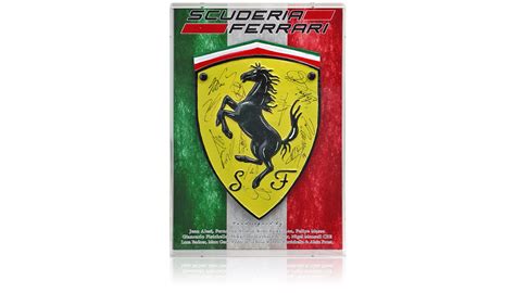 Stemma Ferrari In Metallo Autografato Da 13 Leggende Della Formula 1