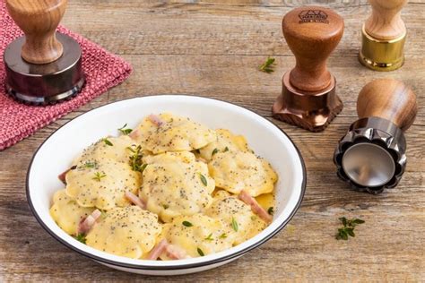 Quello di verona ha sempre forma allungata ma una foglia. Ricetta Ravioli al radicchio e speck con salsa alla birra ...