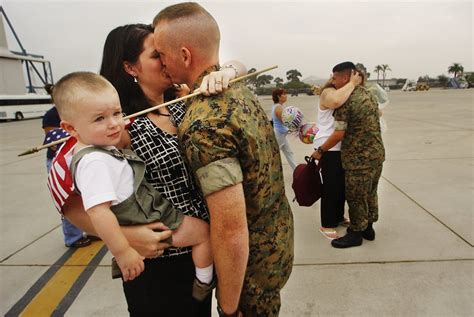 Us Marine Staff Sergeant Chris Carlson Kissed His Wife Kasie As She