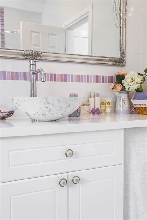 Wählen sie die kategorie aus, in der sie suchen möchten. Romantisches Retro- Badezimmer Stockfoto - Bild von innen ...
