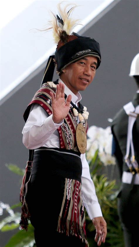 Foto Makna Dan Filosofi Baju Adat Tanimbar Yang Dipakai Jokowi Di