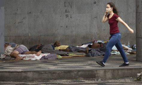 Pandemia da pobreza desemprego muda perfil da população de rua do Rio