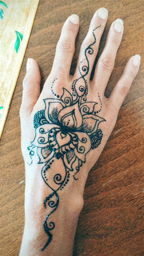 There are several variations of floral designs for the wrists, palms, and fingers that women simply love. Flower Henna Tattoo On Wrist - Best Tattoo Ideas