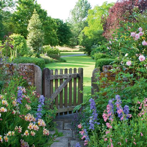 List 105 Wallpaper Victorian Style Fairytale English Cottage Garden