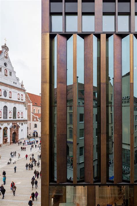 Zur neuhauser straße ist das gebäude auf voller höhe mit einer fassade aus glas und messing verkleidet. Joseph Pschorr Haus building by KUEHN MALVEZZI | Metal ...