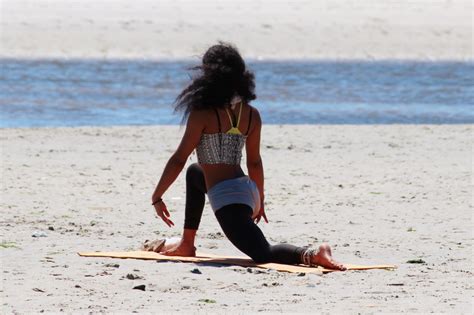 Bildet Strand Hav Sand Pike Kvinne Bein Modell Sportslig Avslapning Sport Yoga